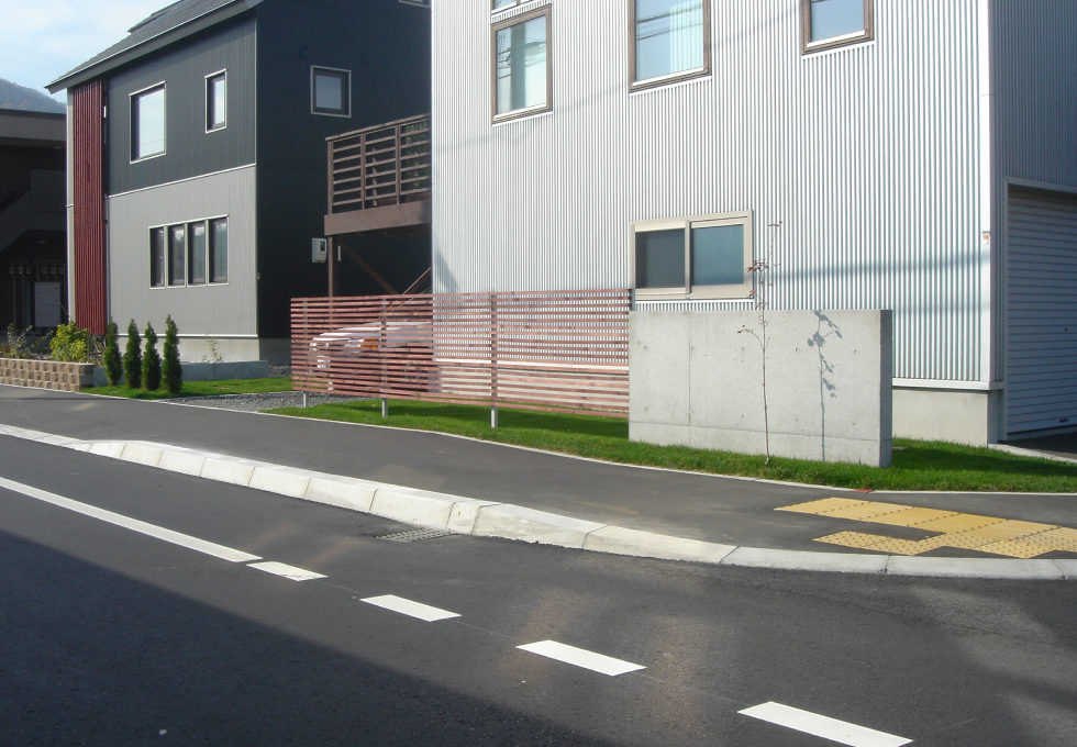 枕木と天然芝のエクステリアガーデン工事（札幌市手稲区）