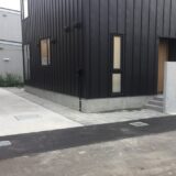 土間コンクリートとインターロッキングで施工した新築外構工事の完成写真