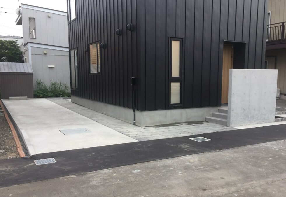 土間コンクリートとインターロッキングで施工した新築外構工事の完成写真