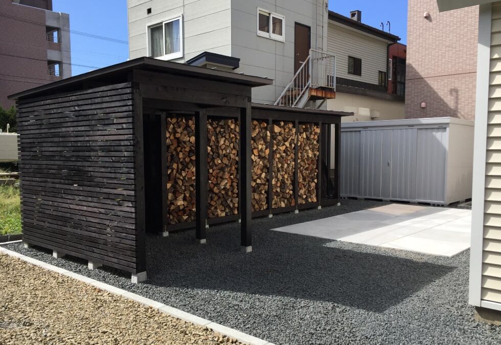一般住宅のお庭に薪小屋を制作した完成写真