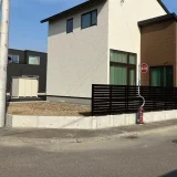 南幌町の新築エクステリア工事。完成写真（土留め・住宅斜め前から撮影）