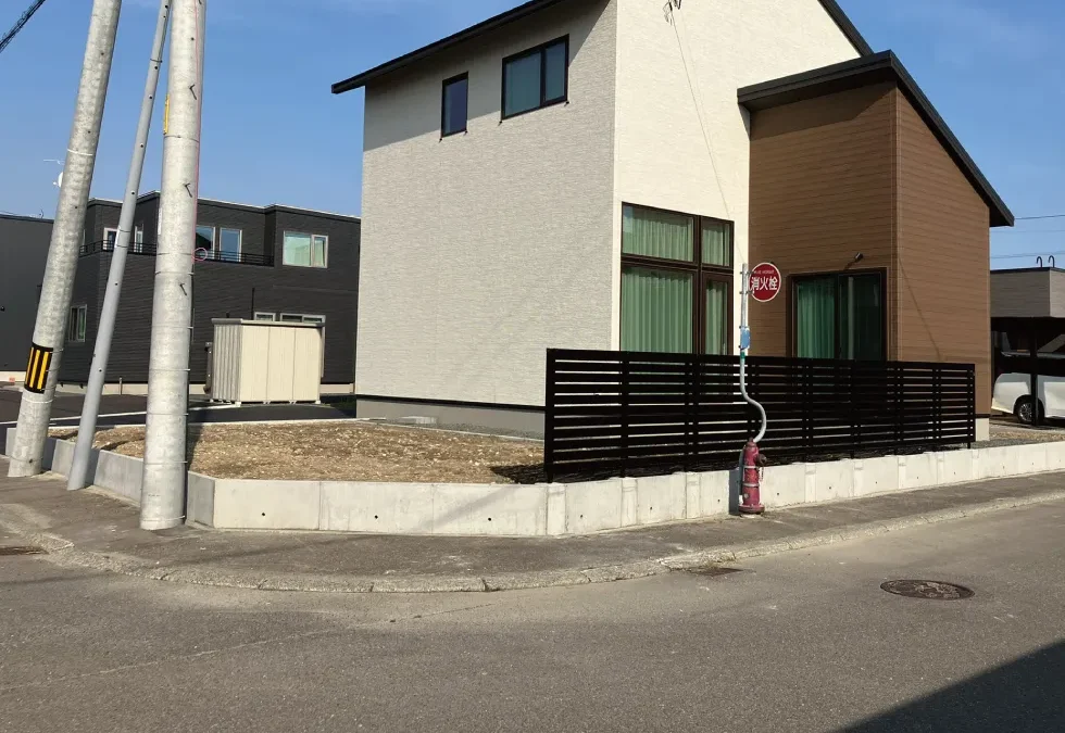 南幌町の新築エクステリア工事。完成写真（土留め・住宅斜め前から撮影）