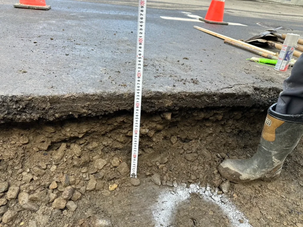 札幌市白石区菊水元町S様邸、掘削状況（道路側30cm掘削を計測）