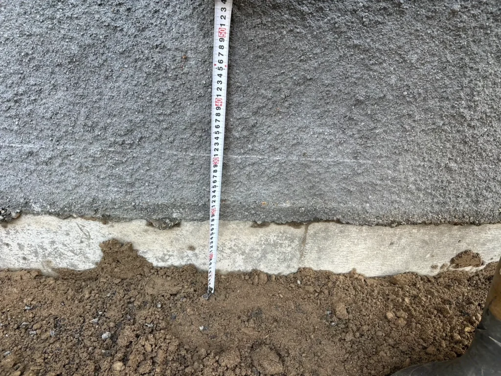 札幌市白石区菊水元町S様邸、掘削状況（住宅側30cm掘削を計測）