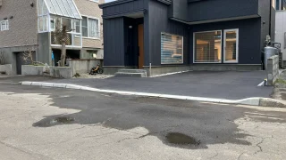 札幌市東区で歩道切り下げとアスファルト舗装工事を行いました。