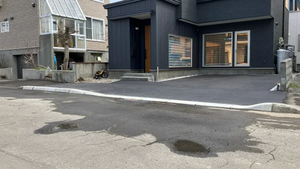 札幌市東区で歩道切り下げとアスファルト舗装工事を行いました。