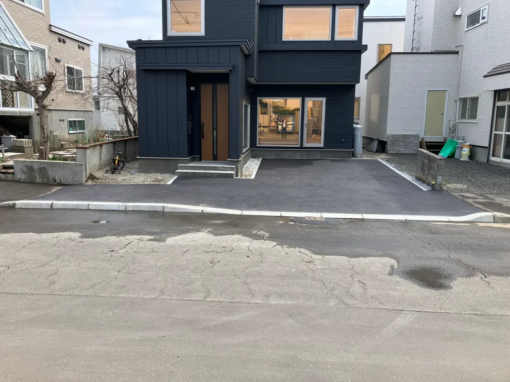 札幌市東区K様邸、アスファルト舗装切り下げ工事完成後（ビフォー・正面写真）