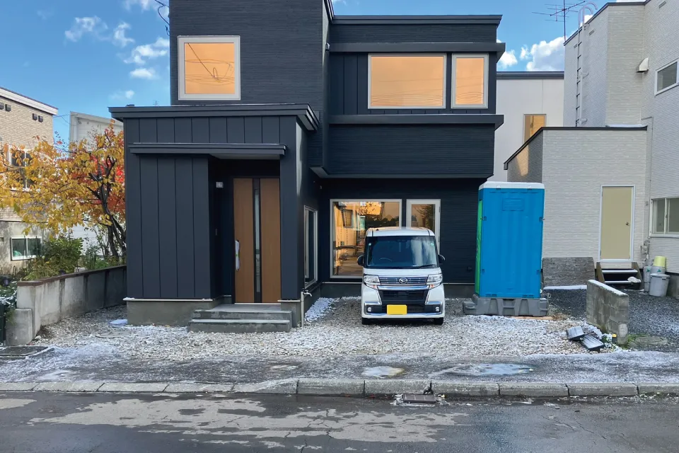 札幌市東区K様邸、アスファルト舗装切り下げ工事前（ビフォー・正面写真）