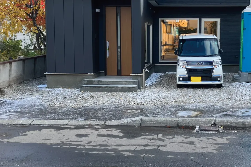 札幌市東区K様邸、アスファルト舗装切り下げ工事前（ビフォー・歩道部分を拡大した写真）