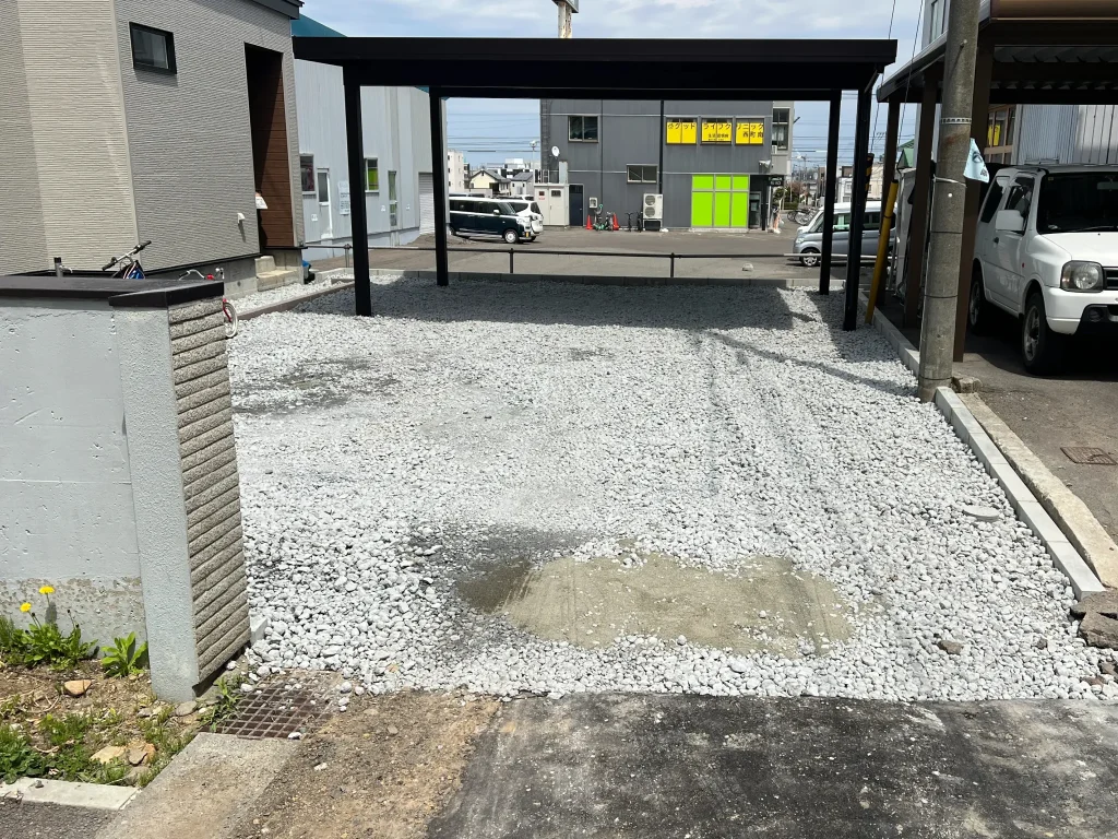 札幌市西区F様邸、外構工事ビフォー写真（駐車場部分）砕石入れ、カーポート設置