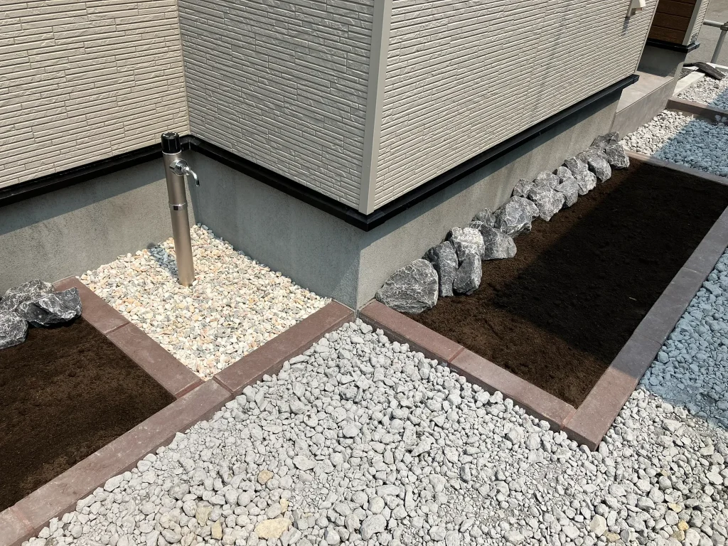 札幌市西区F様邸、外構工事完成写真（花壇、散水栓）