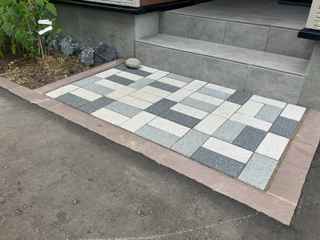 札幌市西区F様邸、外構工事完成写真（玄関前インターロッキング）