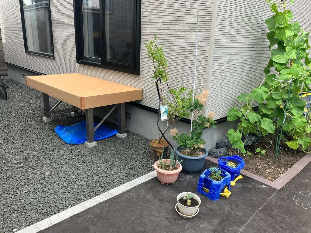 札幌市西区F様邸、外構工事完成写真（ウッドデッキ）