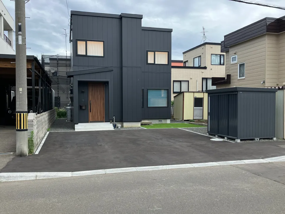 札幌市北区のY様邸、新築外構工事（縁石切り下げ含む）施工後の正面写真