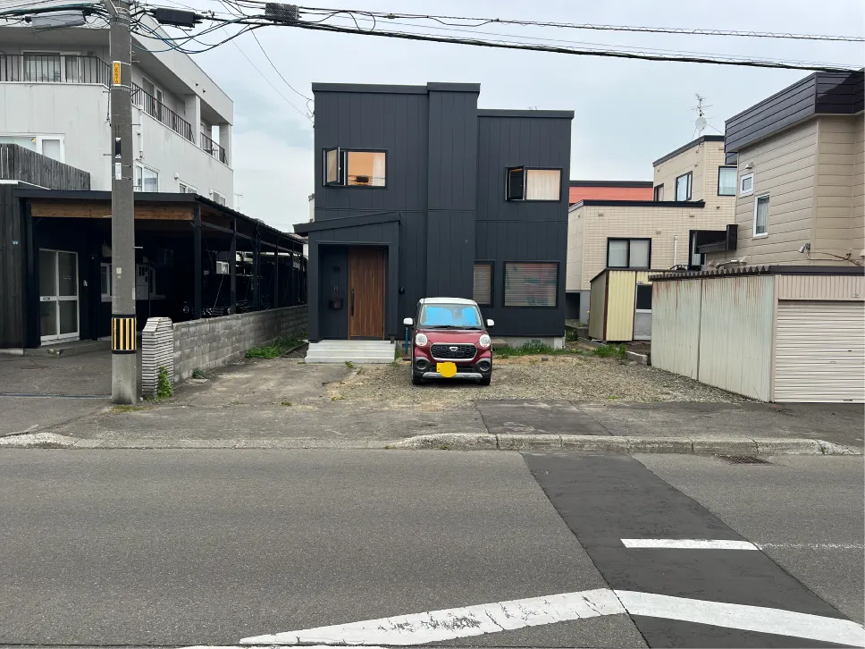 札幌市北区のY様邸、新築外構工事（縁石切り下げ含む）施工前の正面写真