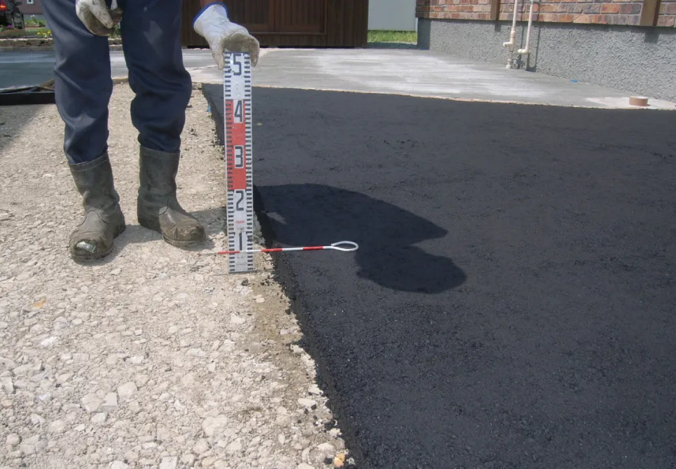 アスファルト舗装の厚さを計測している様子