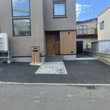 アスファルト舗装とインターロッキングを施工した駐車スペース