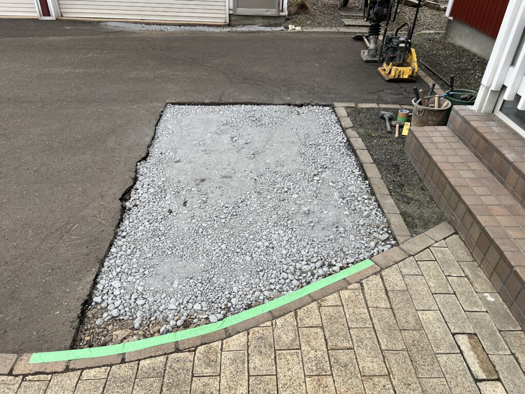 外構工事　施工途中のアスファルト舗装施工途中