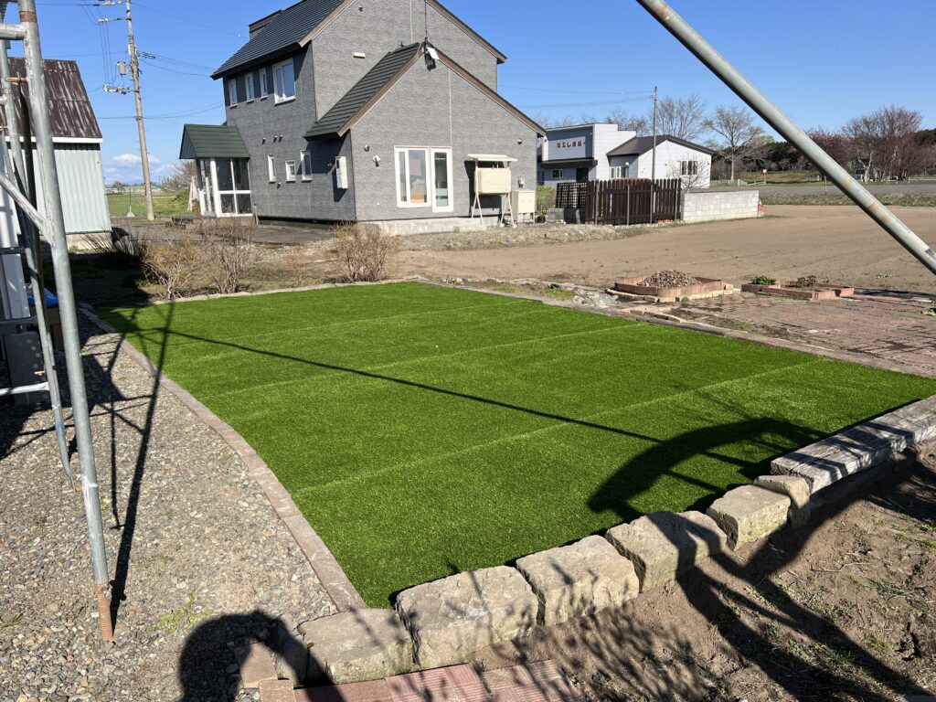 約45㎡の人工芝を施工した庭の完成写真