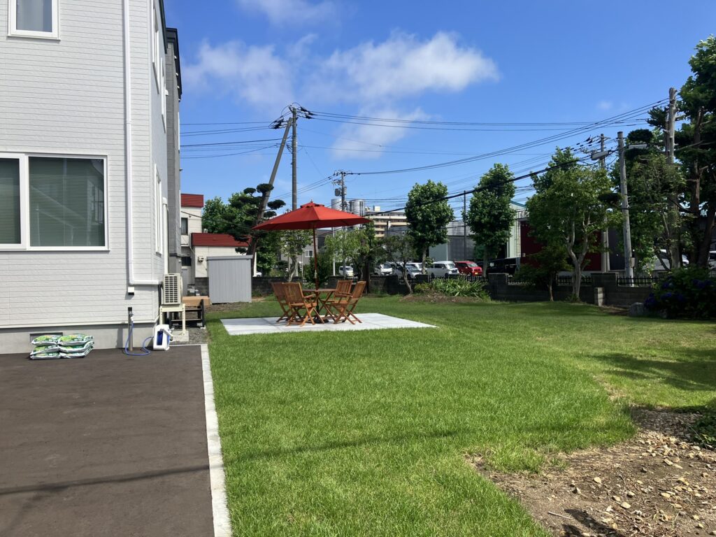 広いお庭に人工芝を施工