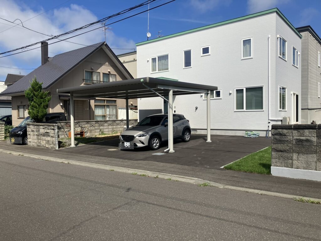 札幌市の外構工事施工事例 2台分の駐車スペースのカーポートとアスファルト舗装