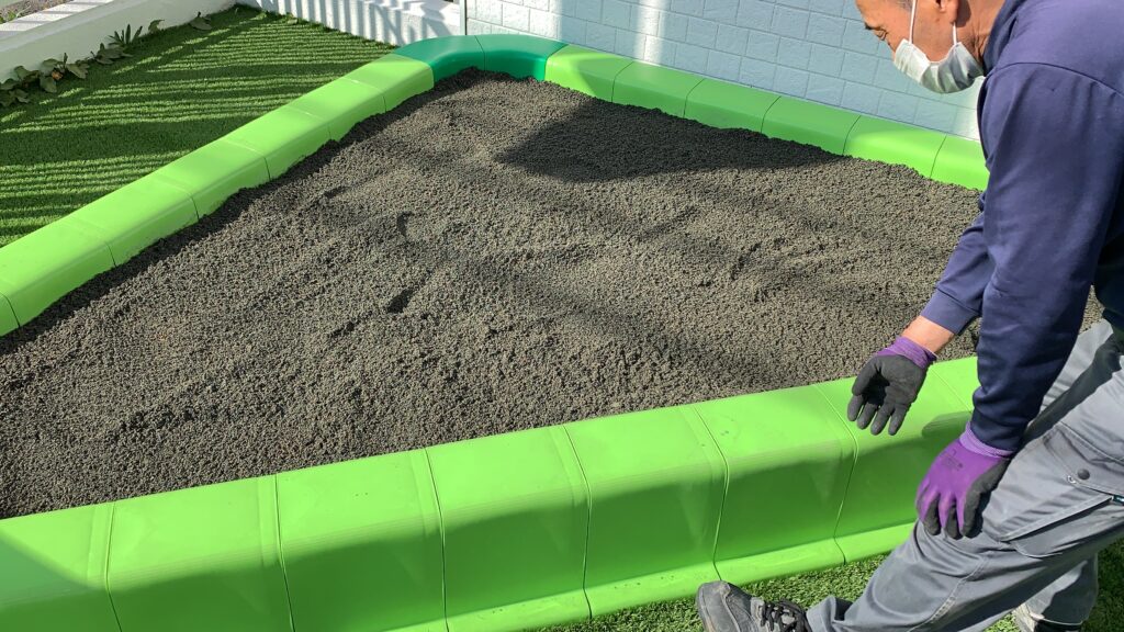 保育園の砂場にサンドプラスを混ぜ込む施工｜札幌市