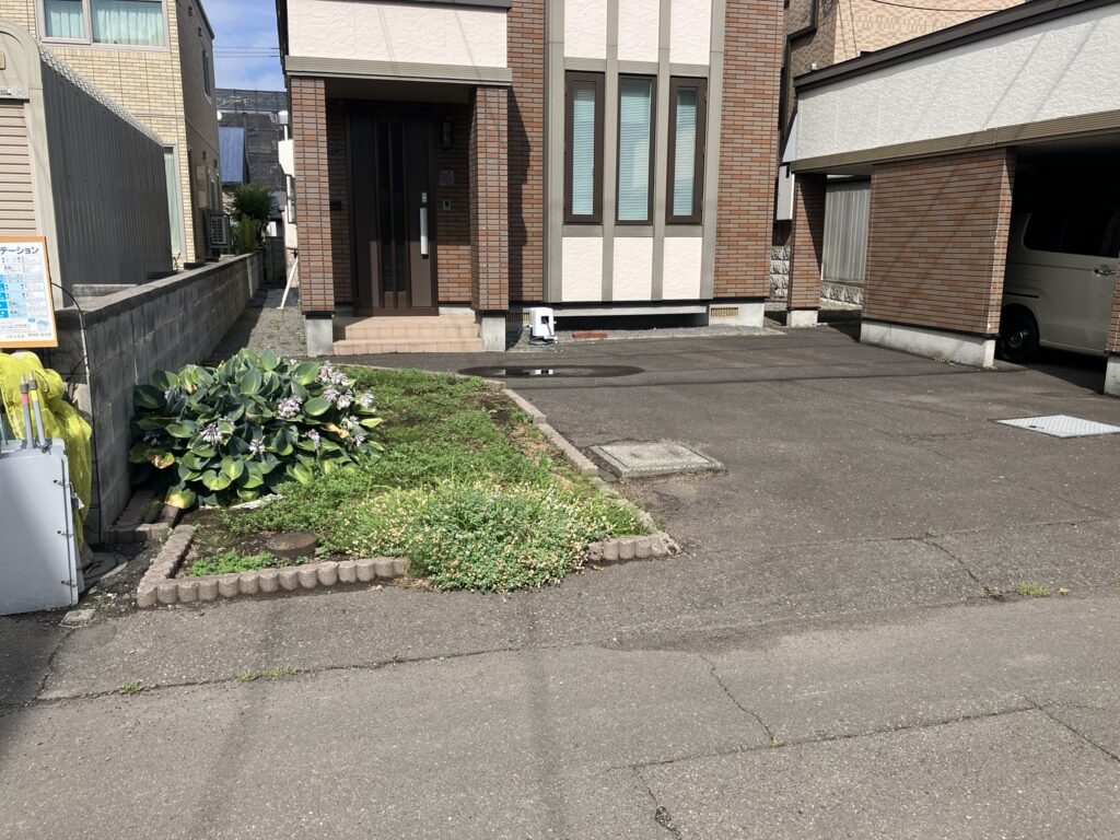花壇がある駐車スペースの施工前