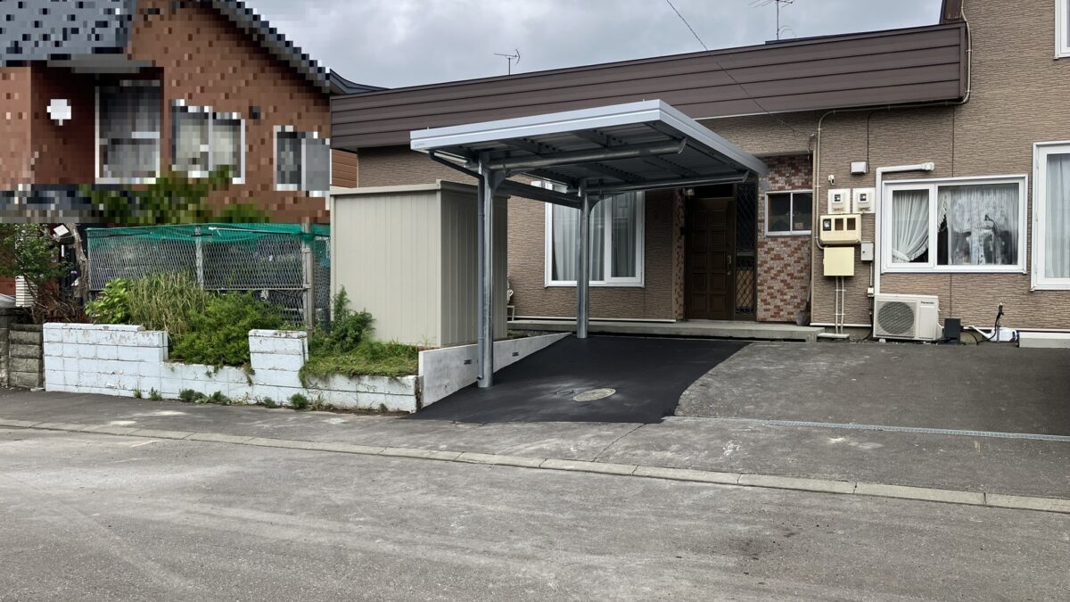 札幌市の外構工事で設置した片持ちカーポートと駐車スペース