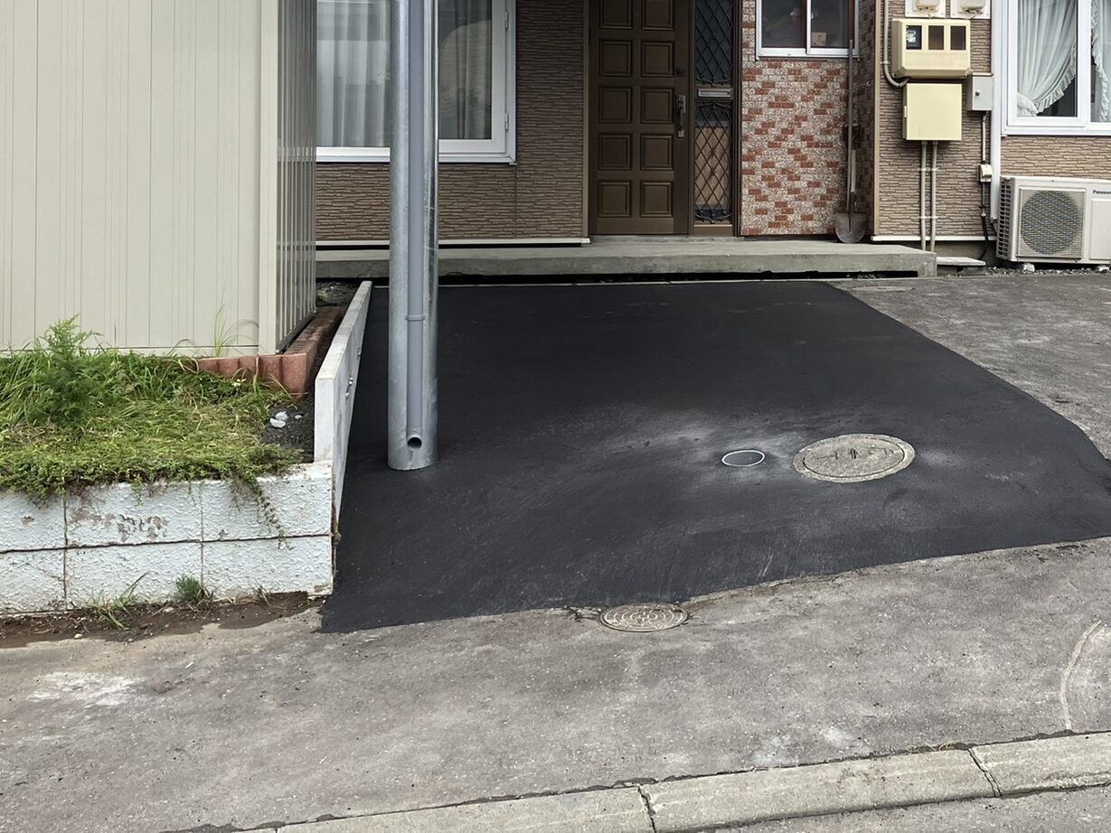 北広島市の外構工事でアスファルト舗装を行い駐車スペースを整える