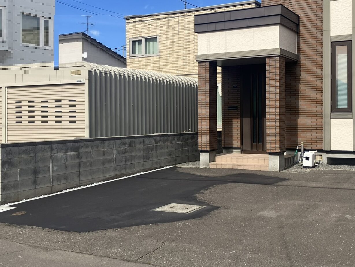駐車スペースをアスファルト舗装した外構工事の施工後