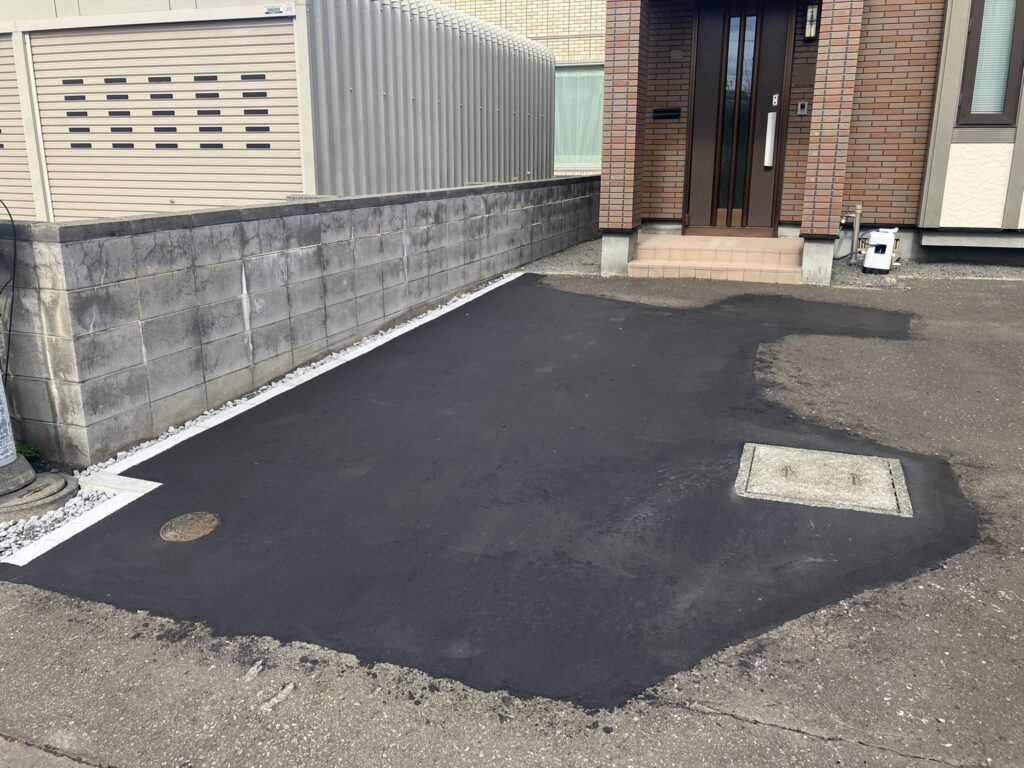 駐車スペースをアスファルト舗装施工後