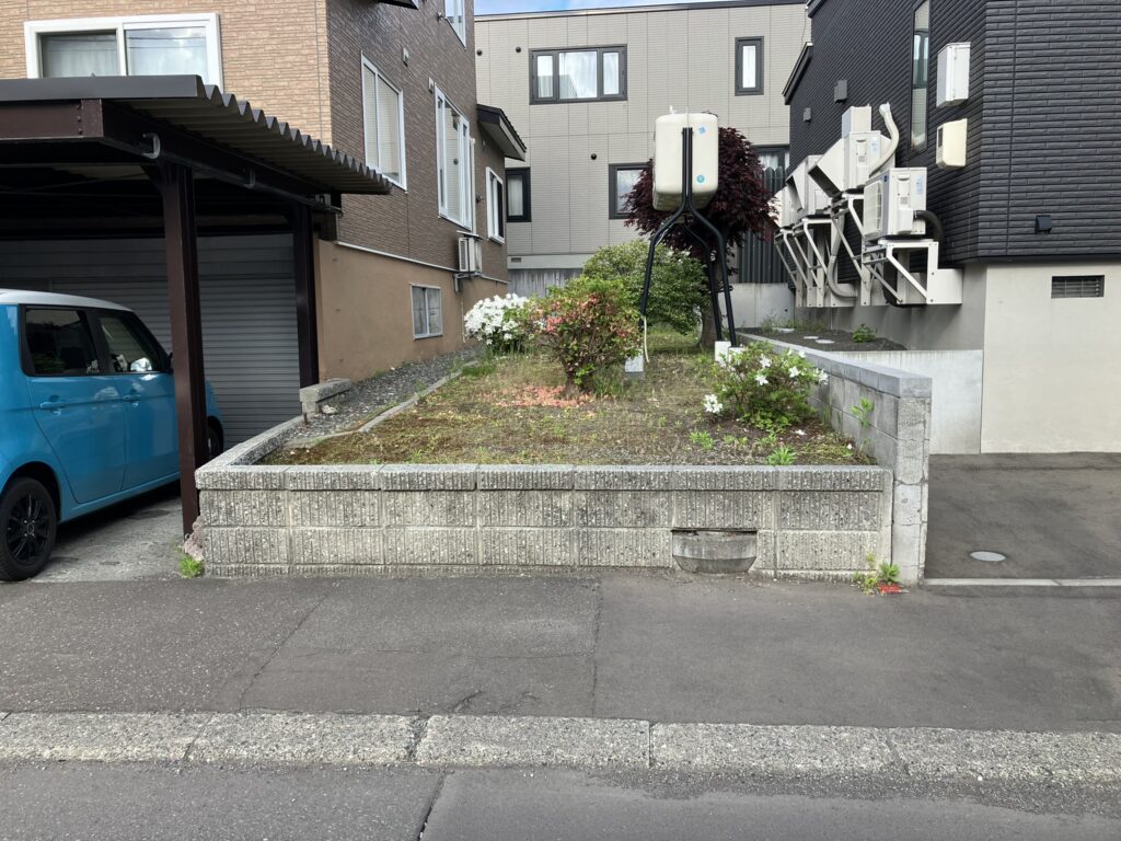 札幌市南区の施工前の既存のに庭やブロック塀がある様子