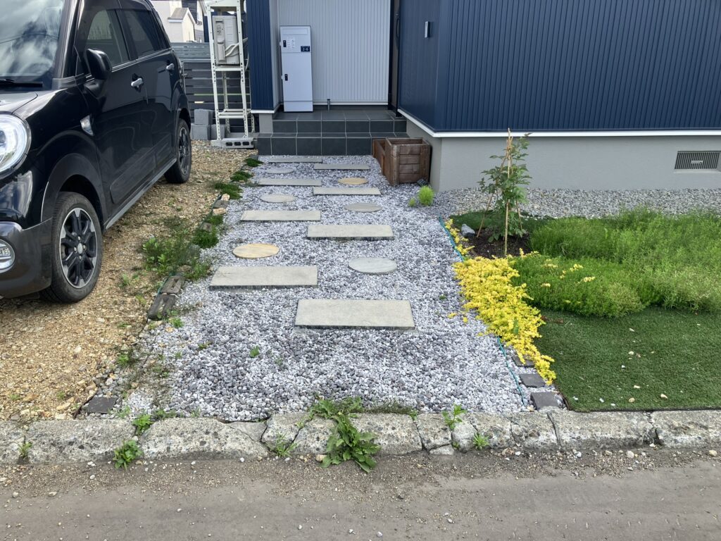 南幌町の施工前のDIYした玄関前のアプローチ