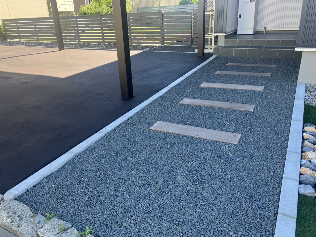 南幌町の施工事例。完成後のアプローチ。