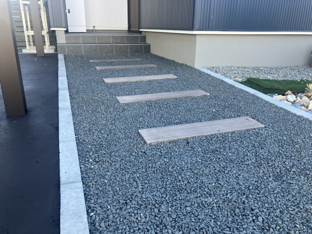 南幌町、施工後の6号砕石とスリーパーペイブライトを使用したアプローチ