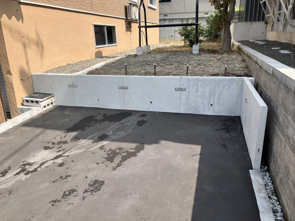 札幌市南区の駐車スペースにL型土留めを施工